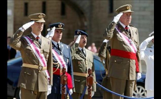 Su Majestad el Rey y Su Alteza Real el Príncipe de Asturias, durante la interpretación del Himno Nacional