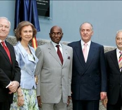 Sus Majestades los Reyes, tras descubrir una placa conmemorativa de la inauguración, con el Presidente de Senegal, el ministro de Asuntos Exteriores y