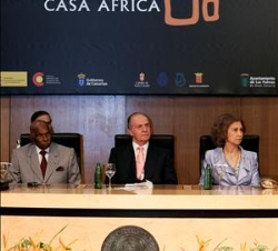 Sus Majestades los Reyes y el Presidente Wade, durante el acto de inauguración de Casa África