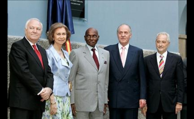 Sus Majestades los Reyes, tras descubrir una placa conmemorativa de la inauguración, con el Presidente de Senegal, el ministro de Asuntos Exteriores y