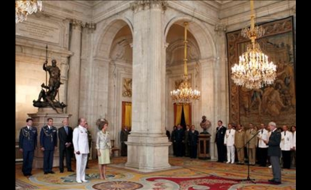 Sus Majestades, en el Salón de Columnas del Palacio Real
