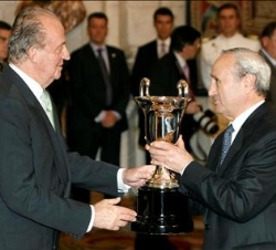 Don  Juan Carlos entrega el Premio Nacional a las Artes y las Ciencias aplicadas al Deporte al doctor Pedro Guillén