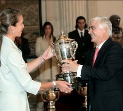 Su Alteza Real la Infanta Doña  Elena entrega el Premio Infanta de España Doña Elena al presidente de Castilla-La Mancha, José María Barreda