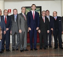 Don Felipe junto a la presidenta del Tribunal Constitucional, María Emilia de Las Casas, el presidente del Tribunal Supremo  y del Consejo General del
