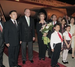 Don Juan Carlos y Doña Sofía son recibidos por el Embajador de la República Popular de China en España, Qiu Xiaoqi, y el Teniente Alcalde de la Munici