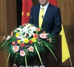Su Majestad el Rey, durante su intervención en la Escuela Internacional de Negocios China Europa (CEIBS)