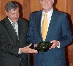 Don Juan Carlos, tras recibir de manos del miembro del Consejo directivo de la Escuela Internacional de Negocios China Europa (CEIBS), el español Pedr