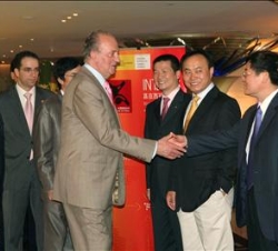 Don Juan Carlos es saludado por varios empresarios antes del encuentro que mantuvieron en Shanghai