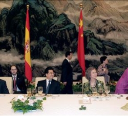 Cena de Gala ofrecida en honor de Sus Majestades en el Gran Palacio del Pueblo