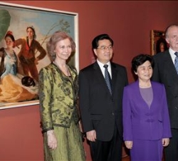 Los Reyes, con el Presidente Jintao y su esposa, junto a "El Quitasol" de Goya, durante su visita privada a la exposición "De Tiziano a