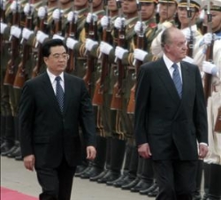 Don Juan Carlos y el Presidente Jintao pasan revista a las tropas en la Plaza de Tiananmen, en la ceremonia de bienvenida oficial en Beijing