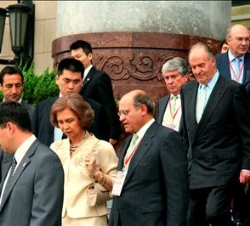 Sus Majestades los Reyes junto al presidente de la CEOE, Gerardo Díaz Ferrán, tras la inauguración del II Foro Empresarial Hispano Chino