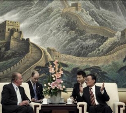 Don Juan Carlos charla con el presidente de la Asamblea de la República China, Wu Bangguo, durante la reunión que mantuvieron en Beijing