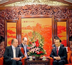 Don Juan Carlos, conversa con el Primer Ministro chino, Wen Jiabao, durante el encuentro que mantuvieron en Pekín