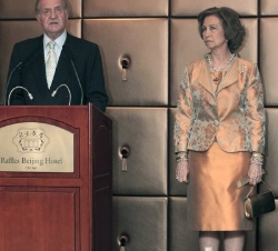 Su Majestad el Rey, acompañado de Su Majestad la Reina, durante la recepción que ofrecieron a la colectividad española en Pekin