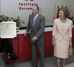 Sus Majestades los Reyes durante la visita al Instituto Cervantes