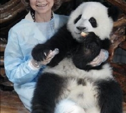 Doña Sofía, con un oso panda