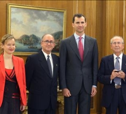 Su Alteza Real el Príncipe de Asturias junto a Joaquín García, del Centro de Estudios Teológicos de la Amazonía, la secretaria de Estado de Cooperació