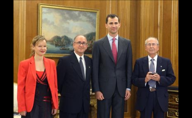 Su Alteza Real el Príncipe de Asturias junto a Joaquín García, del Centro de Estudios Teológicos de la Amazonía, la secretaria de Estado de Cooperació