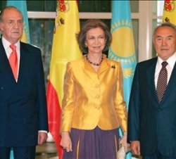 Sus Majestades los Reyes con el Presidente de Kazajstán