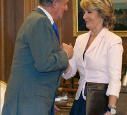 Don Juan Carlos saluda a la presidenta de la Comunidad de Madrid, Esperanza Aguirre