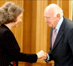 Doña Sofía recibe el saludo del presidente del Centro de Educación Familiar Especial (CEFAES), Fernando Poole