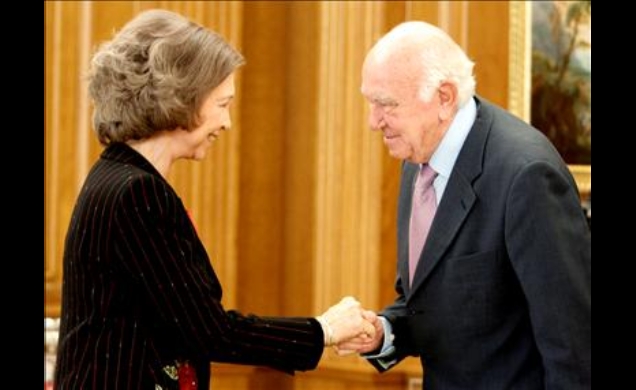 Doña Sofía recibe el saludo del presidente del Centro de Educación Familiar Especial (CEFAES), Fernando Poole