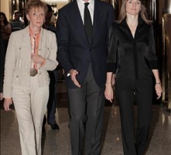 Sus Altezas Reales los Príncipes de Asturias, acompañados por María Teresa Fernández de la Vega, a su llegada al Hotel Auditorio