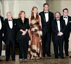 Los Duques de Palma posan con el presidente del Grupo Vocento, Santiago Ybarra, el dibujante Antonio Mingote, la editora del diario ABC, Catalina Luca