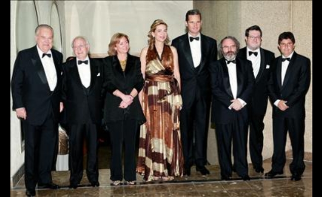 Los Duques de Palma posan con el presidente del Grupo Vocento, Santiago Ybarra, el dibujante Antonio Mingote, la editora del diario ABC, Catalina Luca