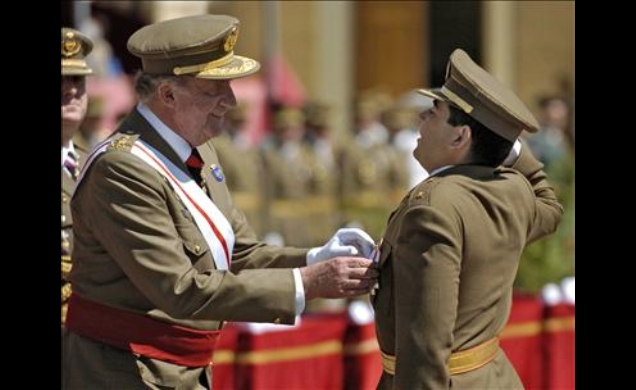 Don Juan Carlos condecora a uno de los números Uno