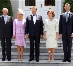 Sus Majestades los Reyes y Su Alteza Real el Príncipe de Asturias posan junto al presidente de la República de Estonia, Toomas Hendrik Ilves, y su esp