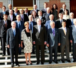 Don Juan Carlos junto a la galardonada con la XX edición del Premio Juan Lladó, Helena Revoredo, y al defensor del Pueblo, Enrique Múgica, con los mie