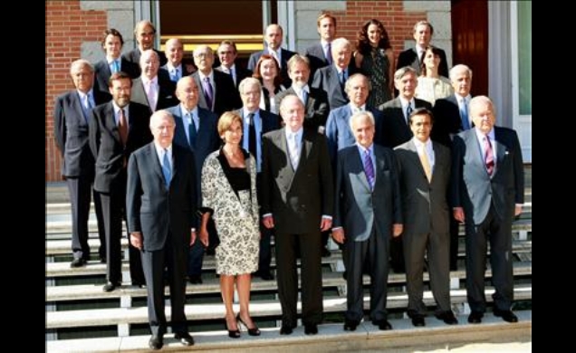 Don Juan Carlos junto a la galardonada con la XX edición del Premio Juan Lladó, Helena Revoredo, y al defensor del Pueblo, Enrique Múgica, con los mie
