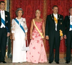 Sus Majestades los Reyes, acompañados por el Principe de Asturias, con el Presidente de la República de Estonia, Toomas Hendrik, y su esposa Evelin