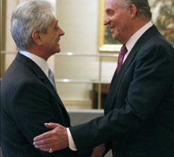 Don Juan Carlos recibe el saludo del presidente de AHCIET, Luis Di Benedetto