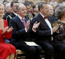 Los Reyes acompañados por el Presidente de la República de Estonia, Toomas Hendrik Ilves, y su esposa Evelin