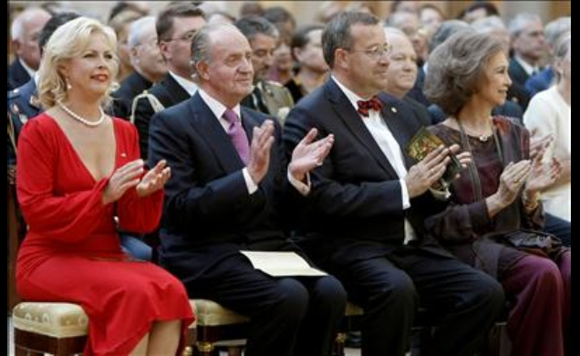 Los Reyes acompañados por el Presidente de la República de Estonia, Toomas Hendrik Ilves, y su esposa Evelin
