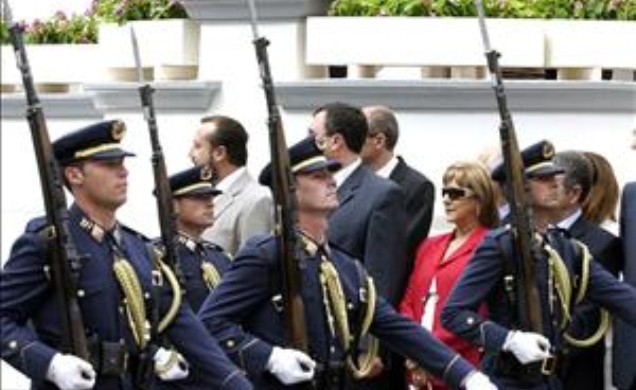 Sus Majestades los Reyes, durante el desfile de las unidades