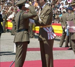 Su Alteza Real condecora al sargento Juan Manuel Berrocal Hernández, número Uno de la XXXII Promoción del Cuerpo General de las Armas
