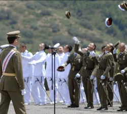El Príncipe de Asturias, tras ordenar romper filas a los nuevos suboficiales