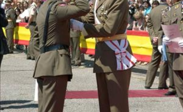 Su Alteza Real condecora al sargento Juan Manuel Berrocal Hernández, número Uno de la XXXII Promoción del Cuerpo General de las Armas