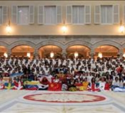 Don Juan Carlos junto a los jóvenes participantes en el programa cultural "Ruta Quetzal"