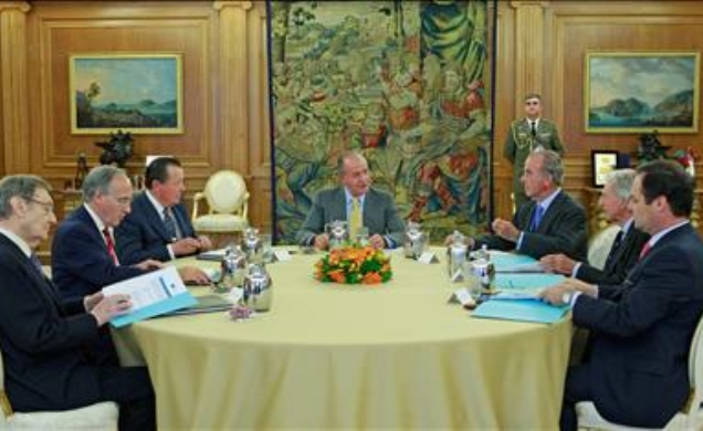 Don Juan Carlos, con los miembros del Patronato de Fondena, durante la reunión