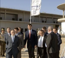 El Príncipe de Asturias, durante su visita a las obras de la Exposición Internacional de 2008