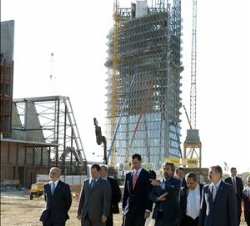 Don Felipe pasa ante la Torre del Agua, el edificio emblemático de la Exposición Internacional de 2008