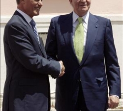 Don Juan Carlos con el Presidente Cavaco Silva, a su llegada al Palacio de Belém