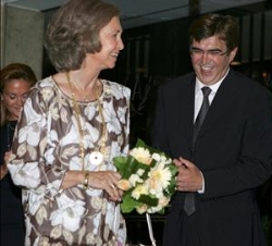 Su Majestad, junto al presidente presidente de la Comunidad Autónoma de las Illes Balears, Francesc Antich, a su llegada al Auditorio