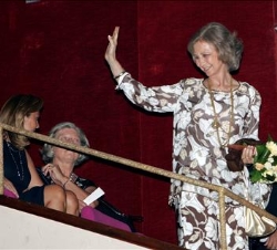 La Reina, desde el palco, corresponde al recibimiento del público