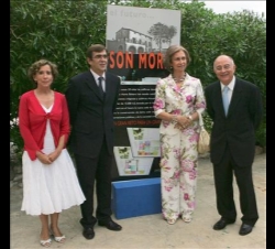 Doña Sofía, con Tomeu Català, el presidente del Govern balear y la alcaldesa de Palma